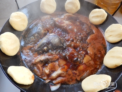 有菜有主食：铁锅炖鱼贴饼