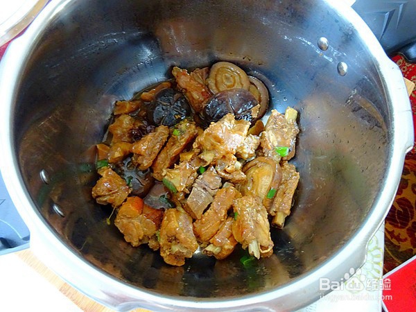 香菇焖排骨的做法