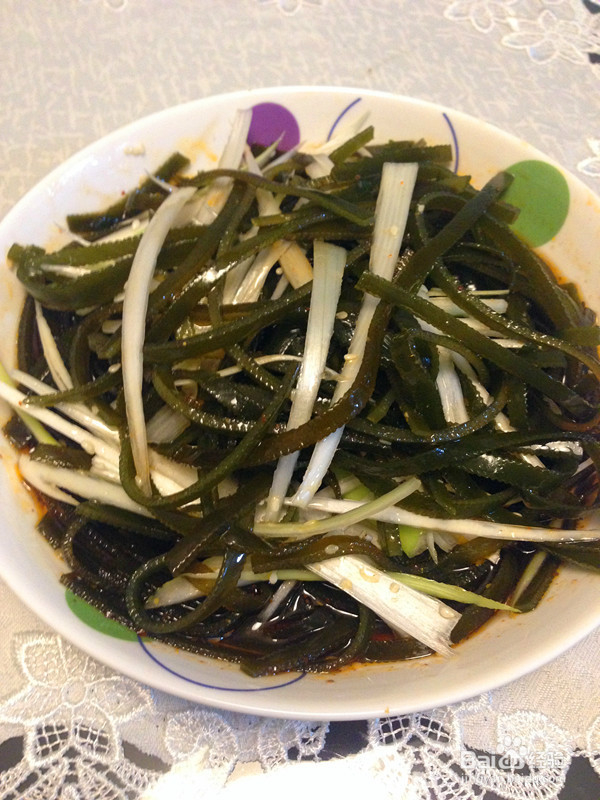 大葱芝麻拌海带的家常做法