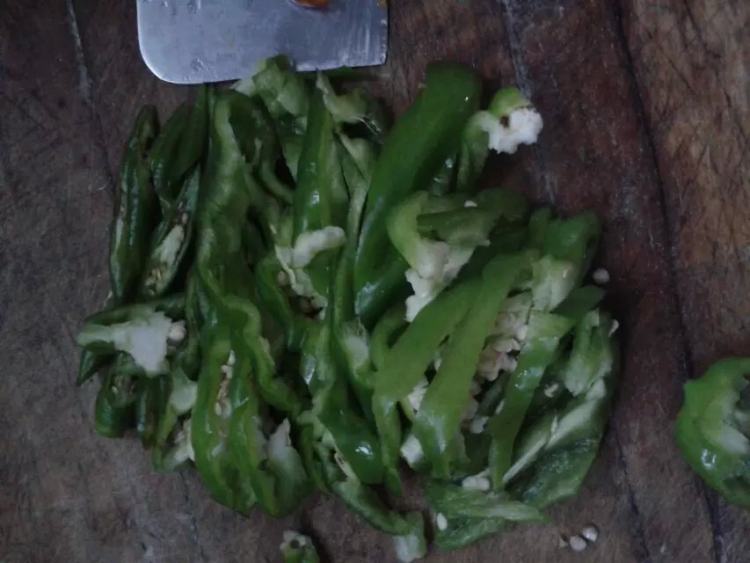 简单的青椒炒鸡蛋，我来教你怎么做！