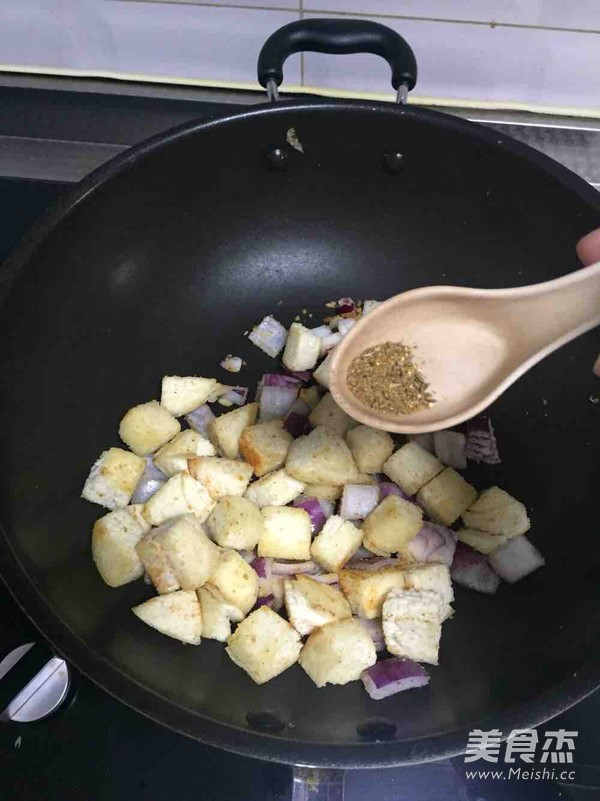 香辣孜然炒馒头粒