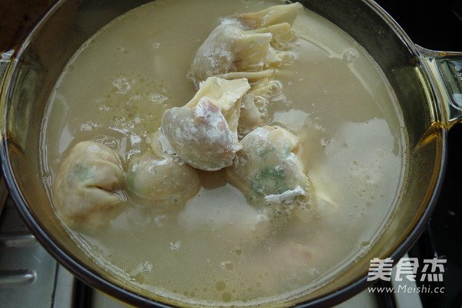 鸡腿馄饨浓汤煲