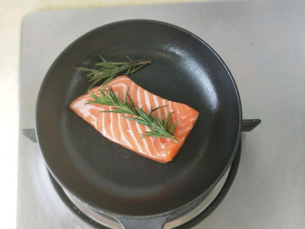 口蘑迷迭香煎三文鱼