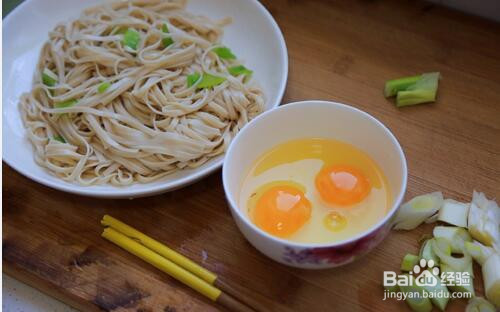 怎么在家里做一份番茄鸡蛋捞面呢？