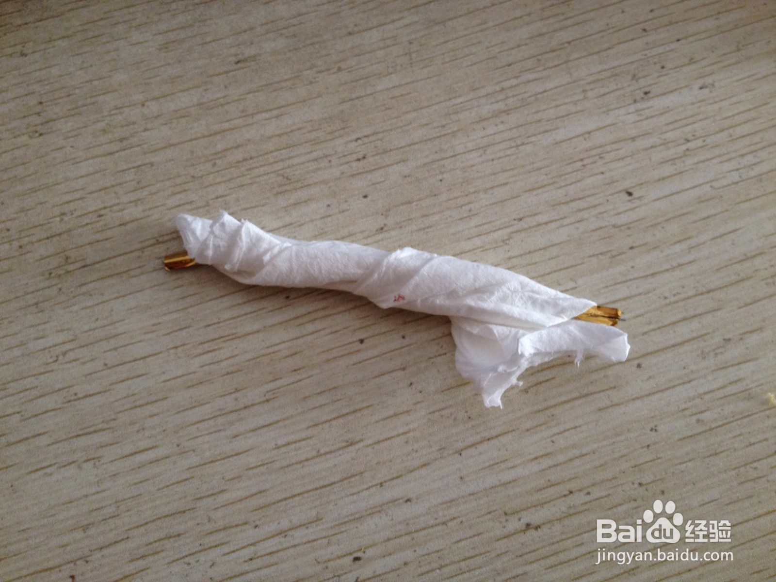 如何用一块卫生纸和面包袋绑绳做简易的钢笔支架