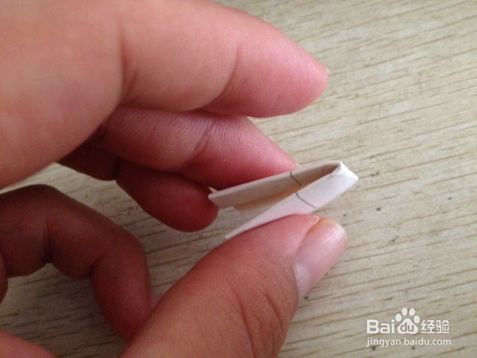 如何用一个长方形硬卡纸做两支中性笔的简易支架