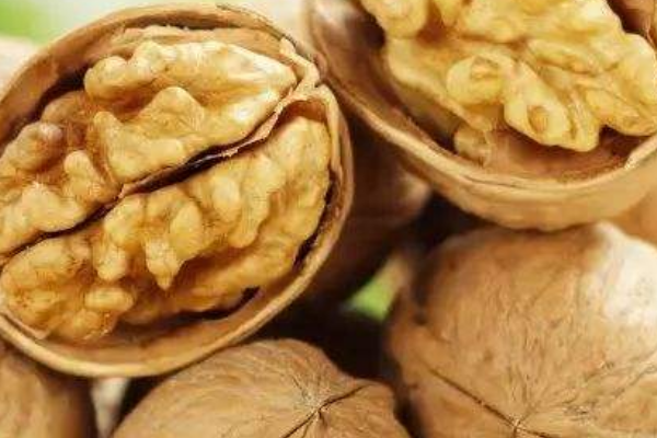 核桃外皮上长白毛是怎么回事,不是核桃仁上长毛。是生核桃褐色皮上 还能吃吗