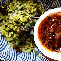 怎么做好吃的酱拌香椿皮蛋豆腐？