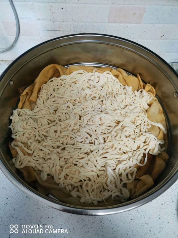 五花肉鸡腿焖面