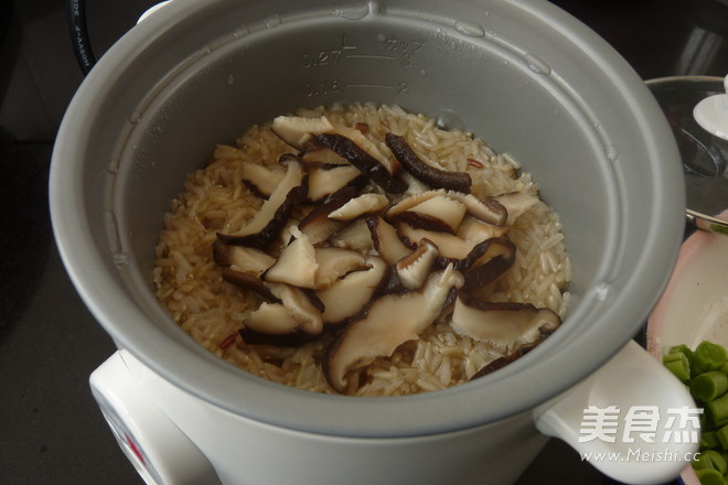 腊肉香菇炒糙米饭