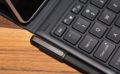 键盘膜上的胶弄到键盘上了怎么去除