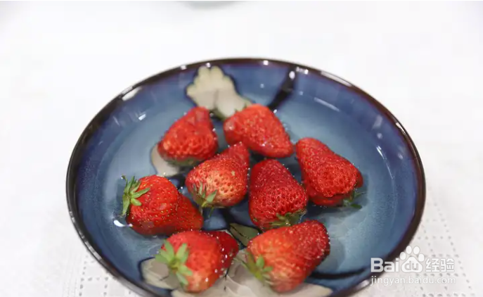 在家学做草莓冰淇淋