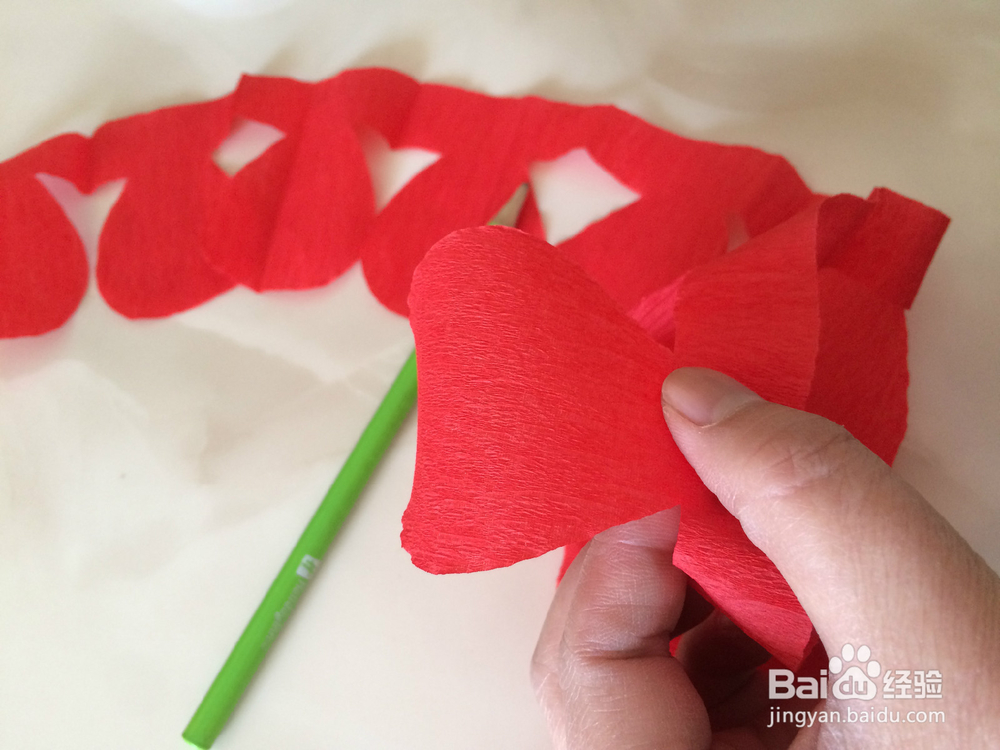 如何用皱纹纸做玫瑰花