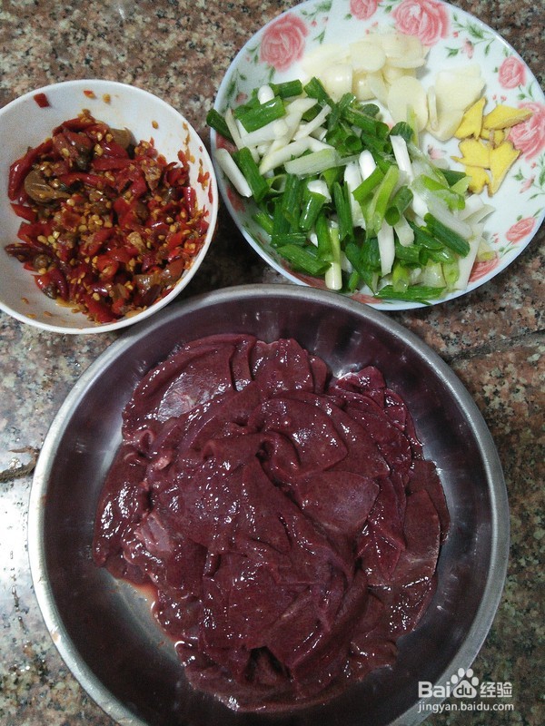 不能错过的美食—猪肝炒大葱的做法