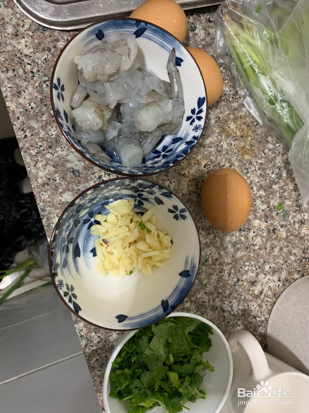 虾仁煎蛋裙带菜豆腐汤的做法