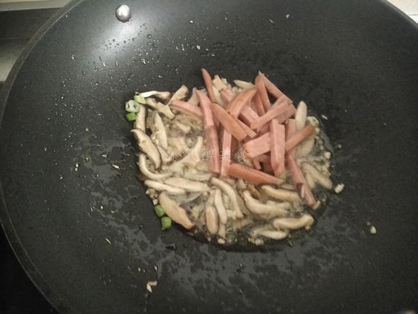 香肠香菇炒圆白菜