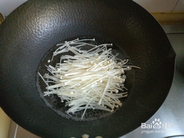 如何制作黄瓜金针菇 拌蛋丝