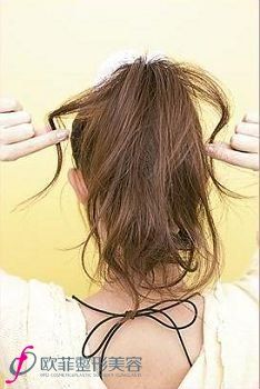 怎样打造俏皮的蓬松马尾辫