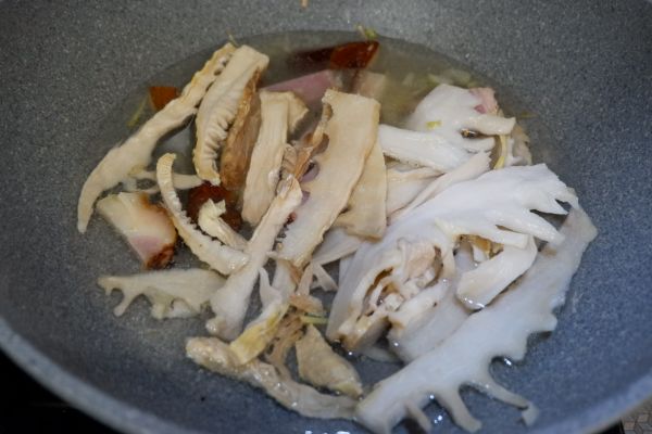 笋干腊肉炖豆腐