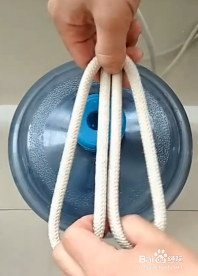 如何用绳子打出一个瓶口结？