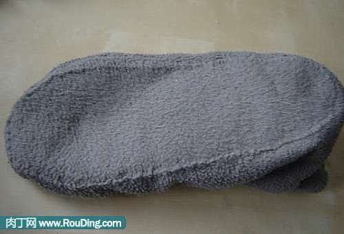 怎样用旧衣服改造DIY小熊袜子拖鞋？