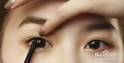 开眼角化妆教程