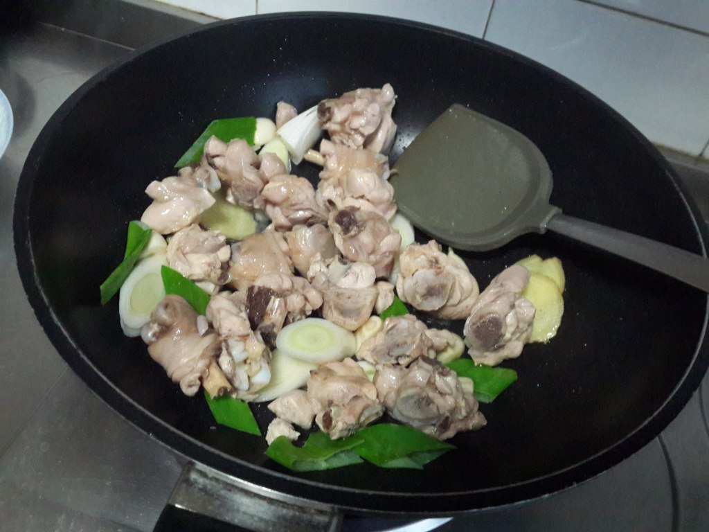 土豆炖鸡腿的做法，有了这个午餐何愁吃不下！