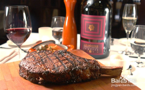 教你如何正确搭配牛排与红酒