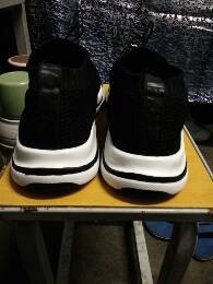 白边鞋子蹭上黑色痕迹怎么快速去除