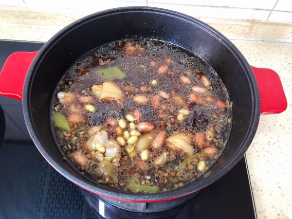 黄豆花生炖猪蹄