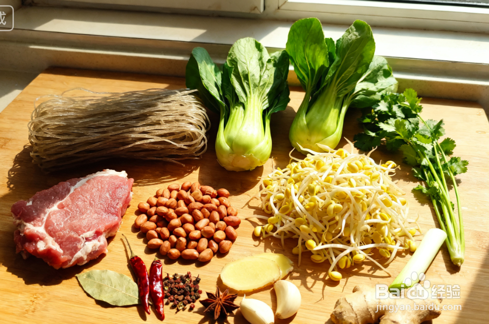 酸辣粉的家常做法:汤底够味、粉丝 Q 弹