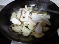 杏鲍菇焖土豆片的做法