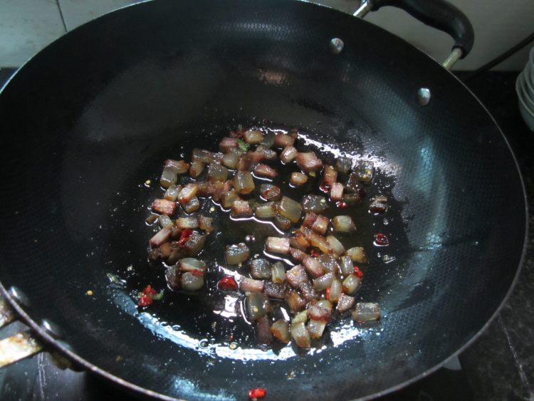 小炒咸菜腊肉丁怎么做好吃，看这个就能学会