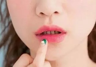 唇部护理小步骤需要掌握的小技巧