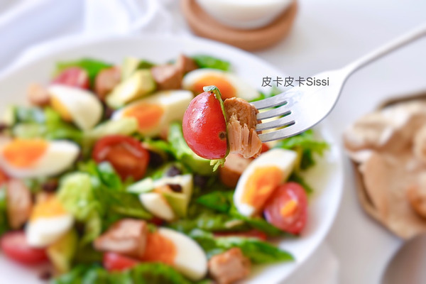 孜然鸡胸肉半熟鸡蛋葡萄干嫩叶菠菜沙拉