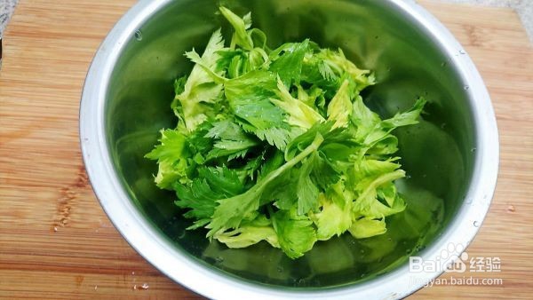 变废为宝 炝拌芹菜叶