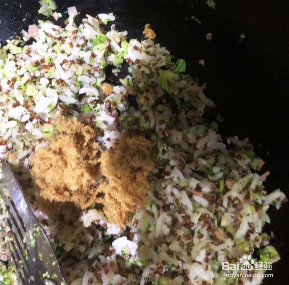 吃过瘾的红色藜麦蔬菜肉松三角饭团