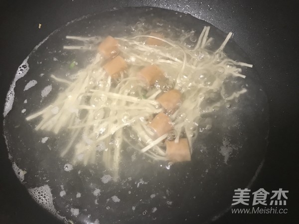 扎心香肠汤面