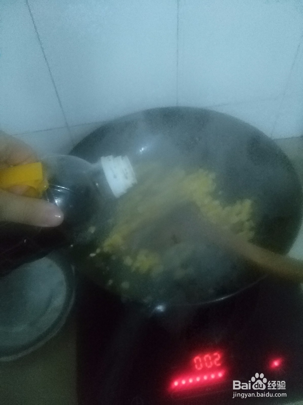 如何快速做腊肉炒玉米？