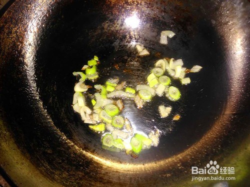 既能防治骨质疏松又能养颜补血的洋葱炒木耳