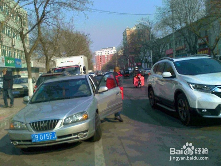 驾驶员怎样在行驶的通道中安全行驶