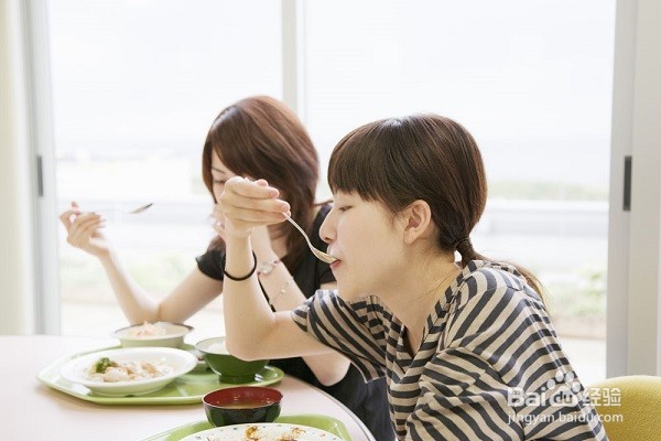 不熟悉的朋友邀请吃饭总是推销他的产品怎么办