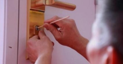 指纹锁室内反锁了怎么开门