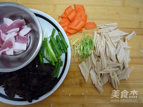 五花肉木耳烧腐竹