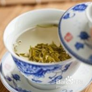 怎样用食用盐快速去除茶杯上的污渍?