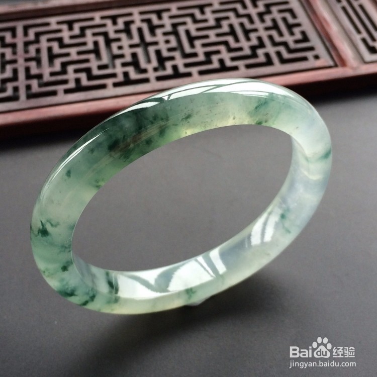不同的年龄段如何挑选到合适的翡翠手镯颜色