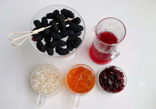 桑葚茶冻蔓越梅饮