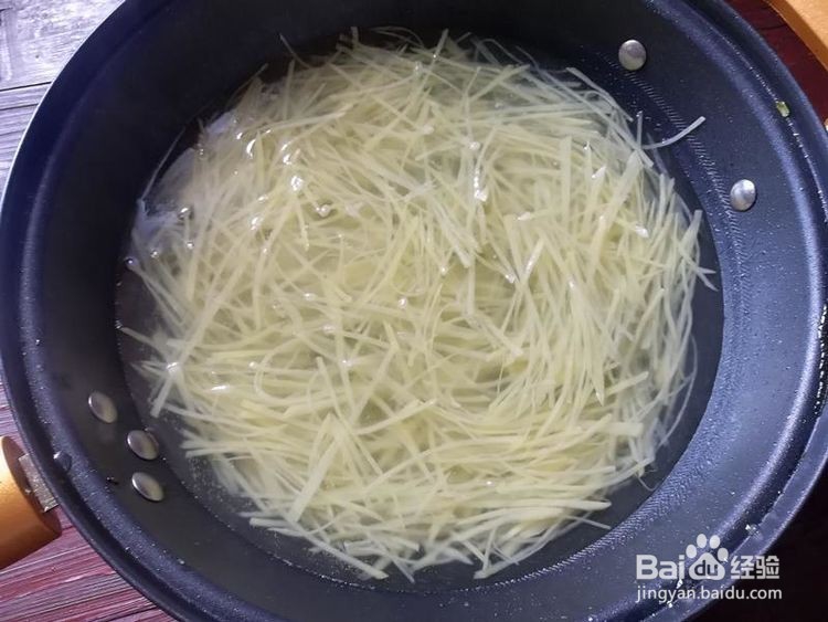 土豆新吃法:凉拌酸辣土豆丝