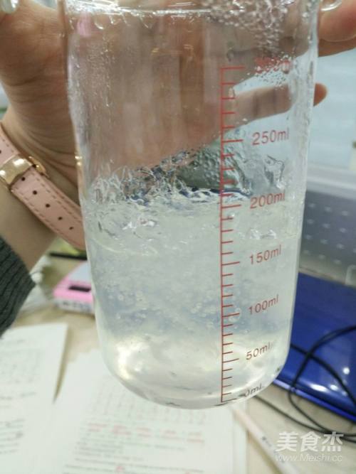 加入200ml水和4颗小红枣,放入电炖盅扭开开关.