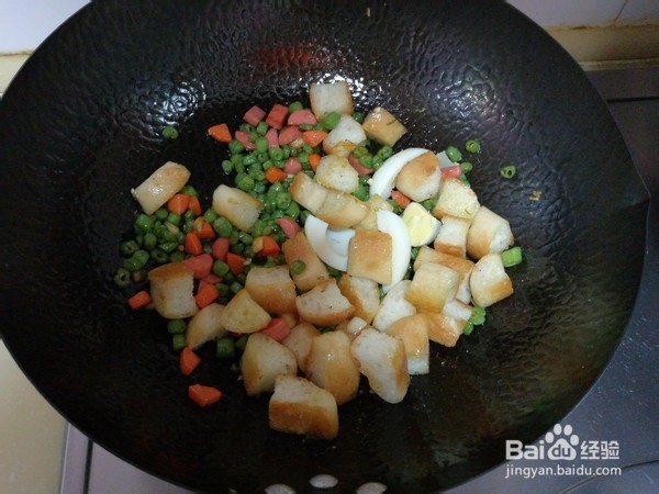 豆角丁炒面包的做法